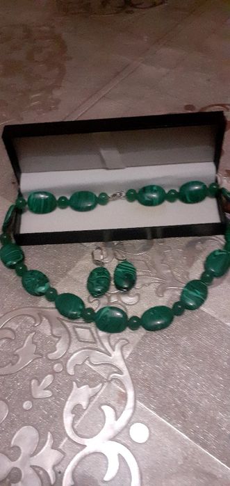 прекрасный комплект из камня малахита  бусы  и серьги