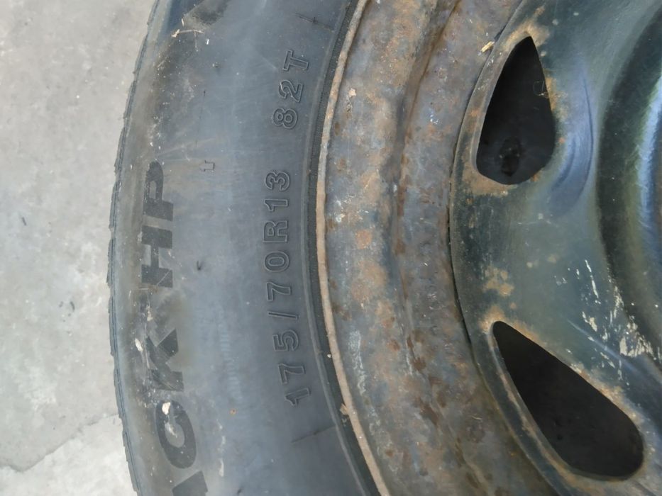 Vând set: roată de rezervă, cric și cheie pentru roți