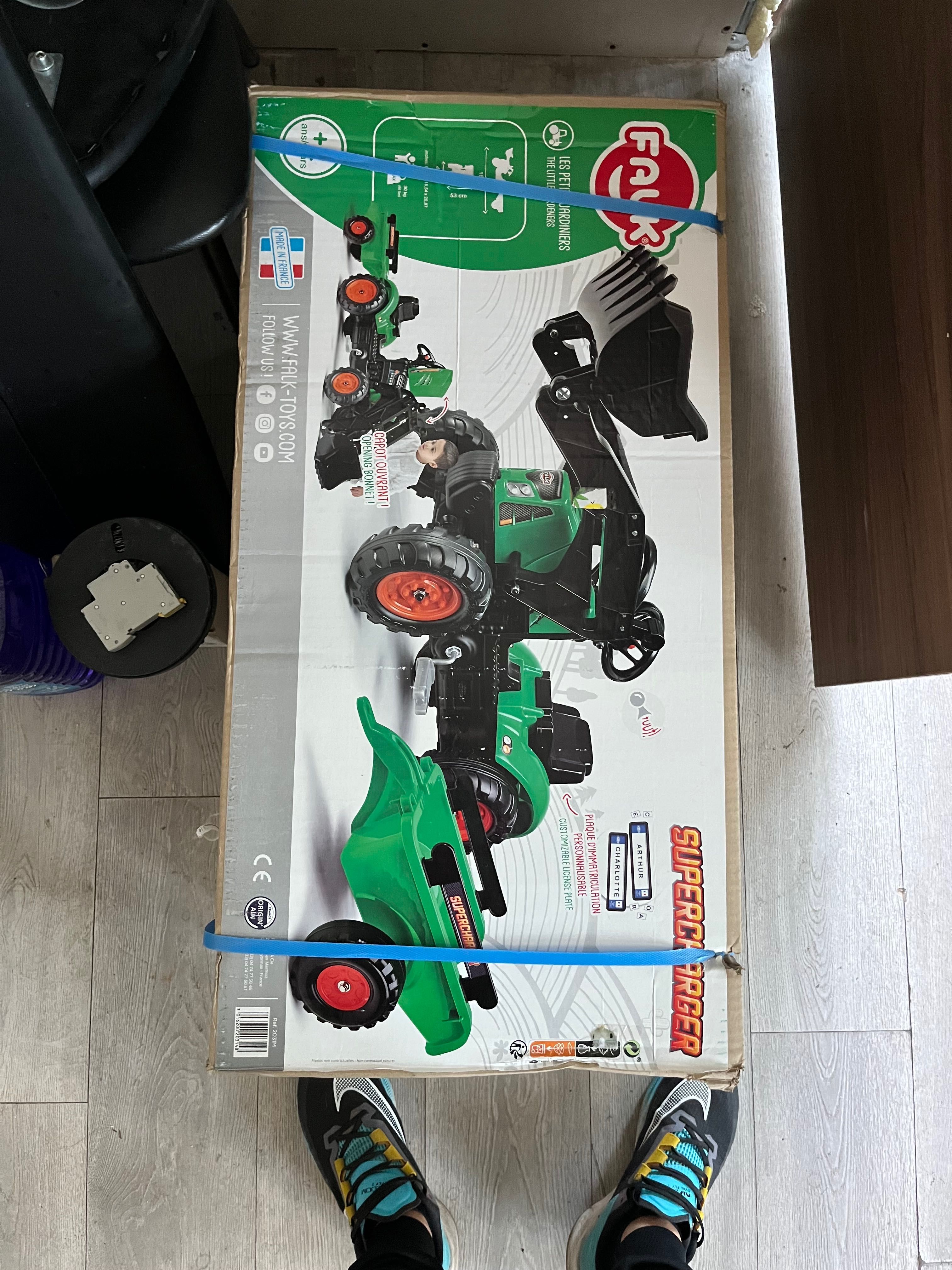 Falk - Детски трактор с гребло, ремарке, отварящ се капак и педали