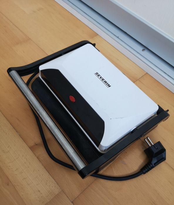 GRILL, sandwich-maker ideal pentru prepararea carnii, pestelui si legu
