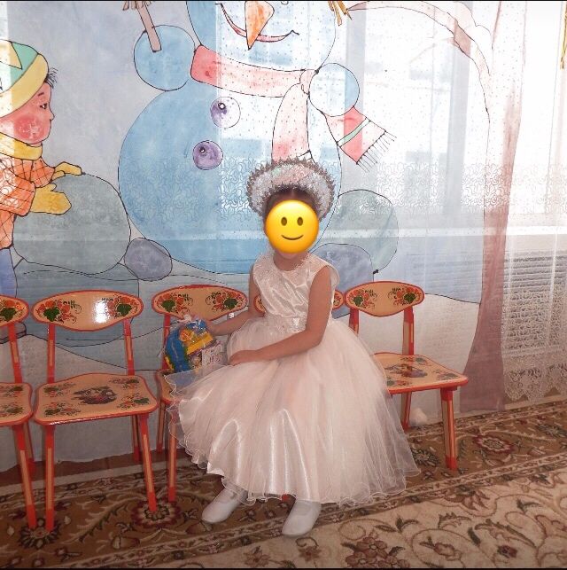 Белое нарядное платье