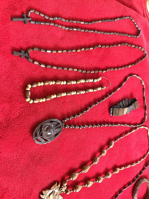 Дамски колиета от абанос и тиково дърво