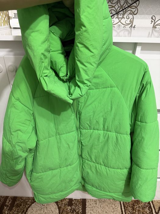 Продам женскую зимнюю куртку зара , размер м