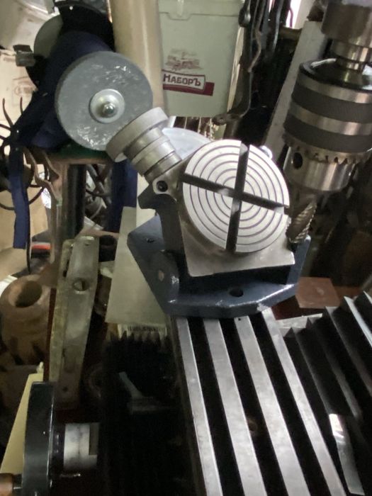 Въртяща маса за струг фреза