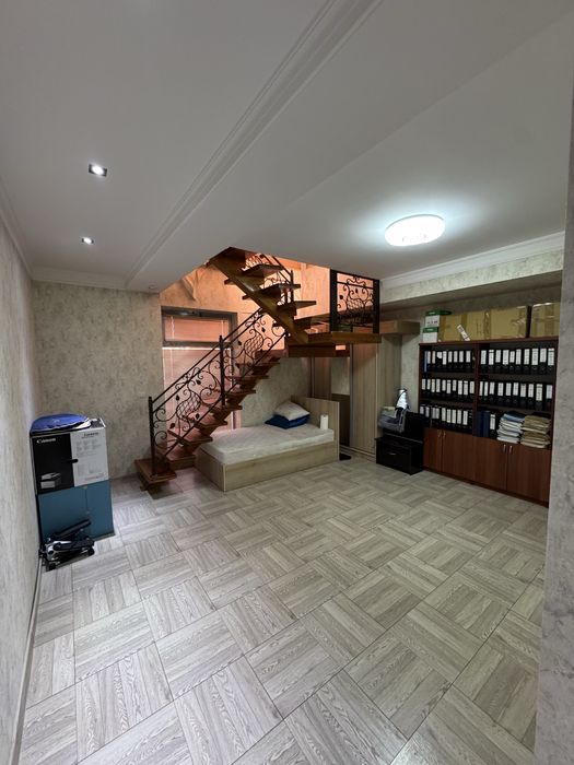 Ofis sotiladi. Parketskiy