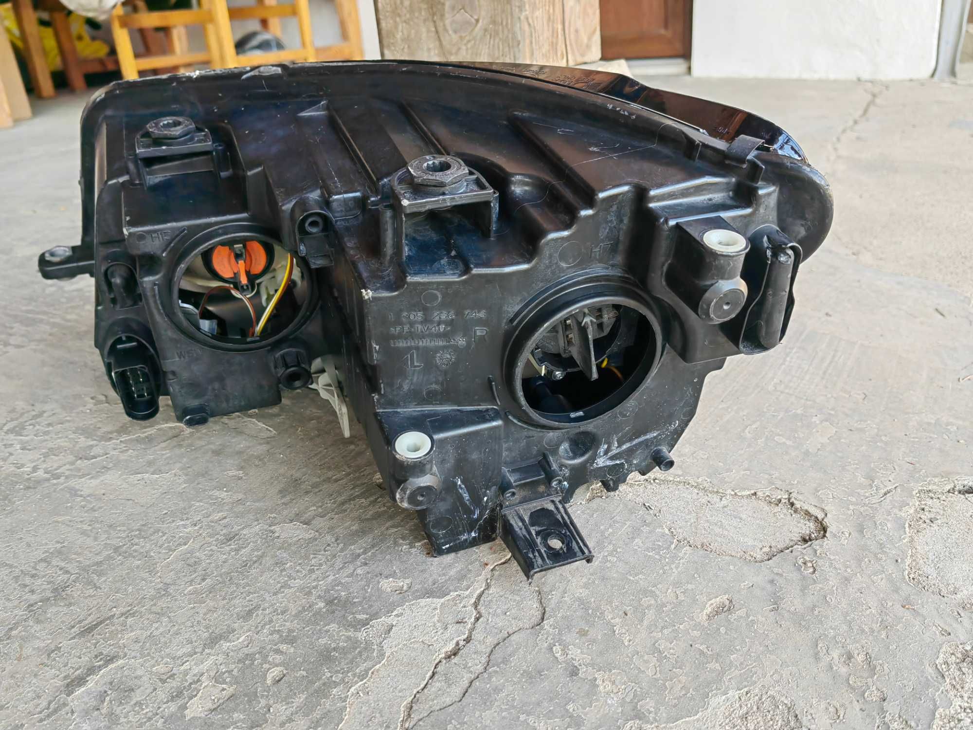 Фар VW Touran Caddy 2010-15г. десен / Фар Туаран Кади Оригинален
