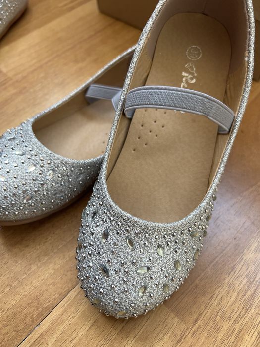 Продам детские балетки Новые стразами