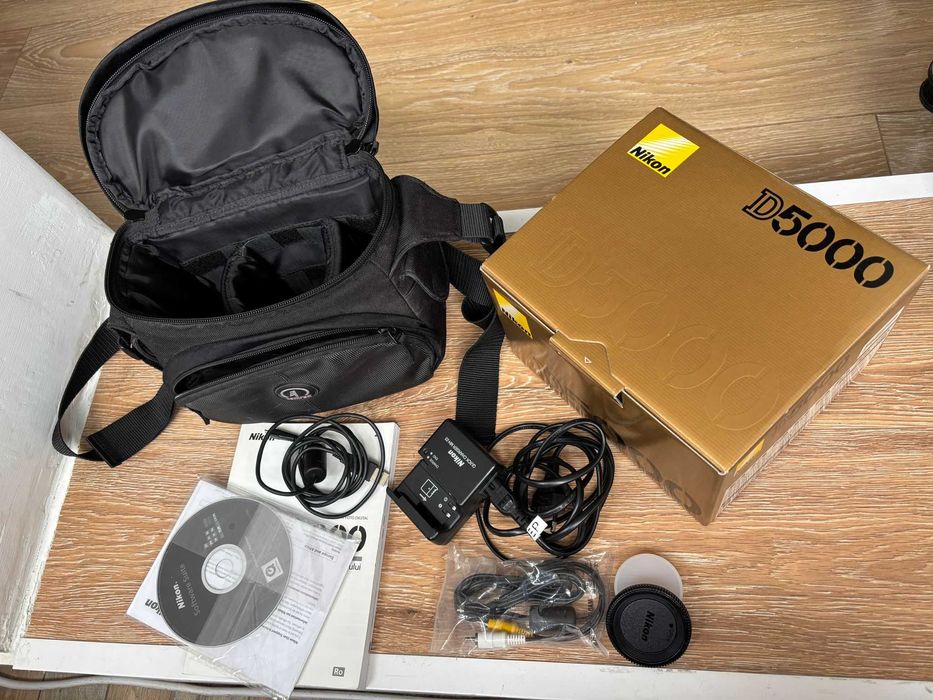 Aparat foto DSLR Nikon D5000, obiectiv 18-55mm f/3.5-5.6 AF-S DX VR