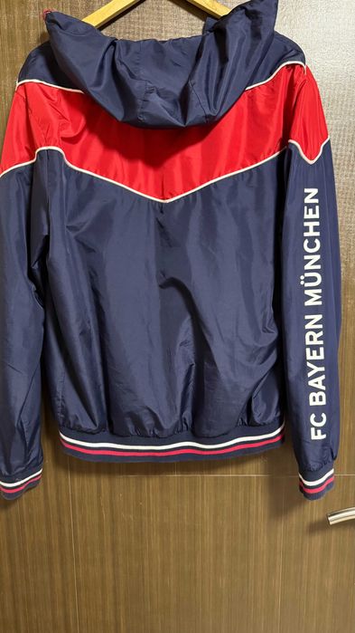 Bluza sport FC Bayern München ca noua ,impecabila ,cu gluga