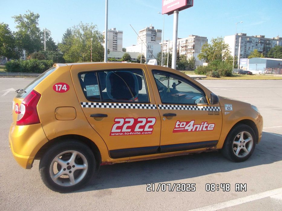 Продавам Дачия Сандеро