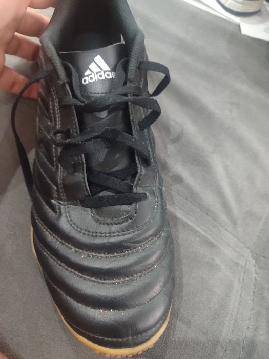 Футболни обувки за зала