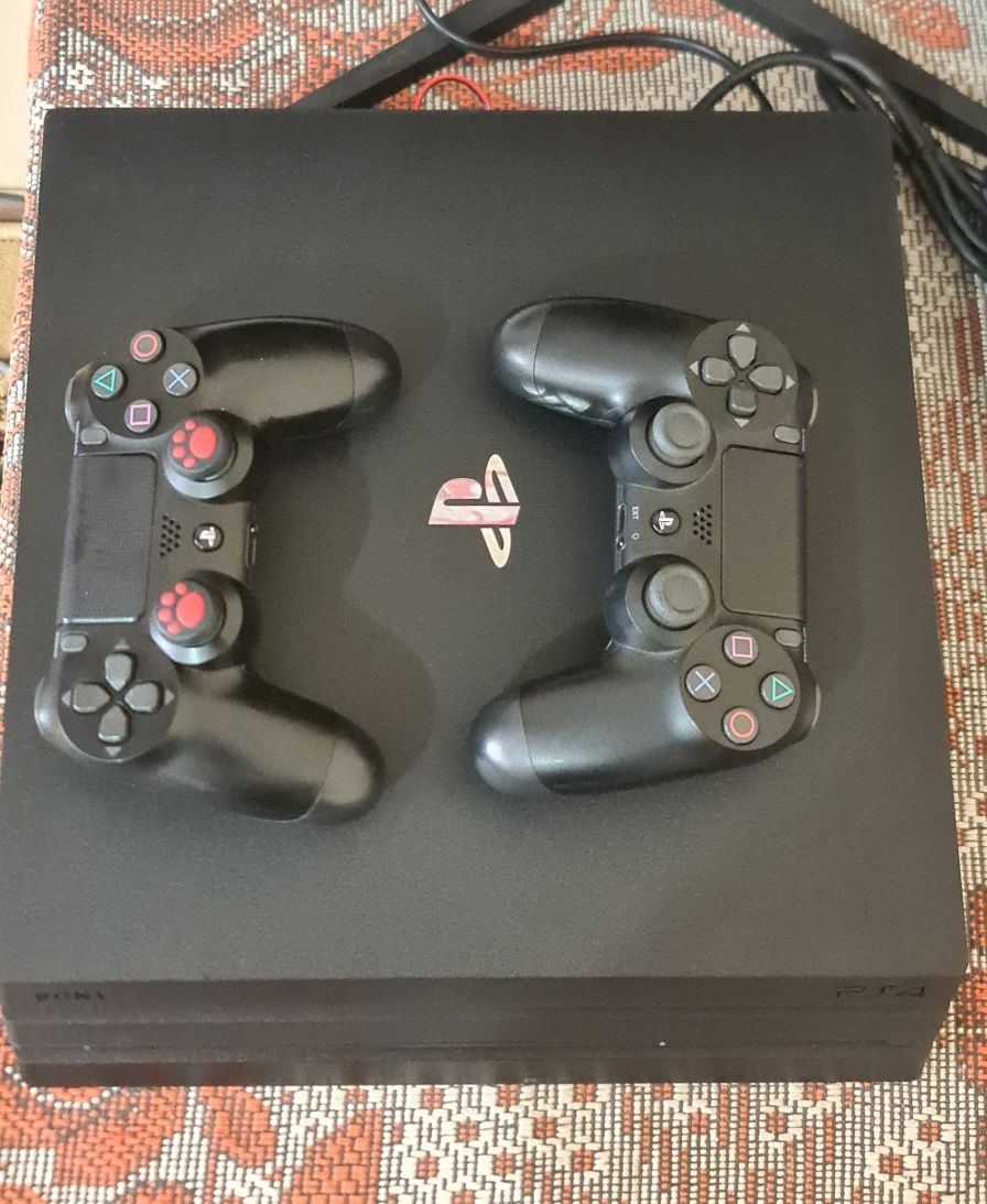 Ps 4 Pro 2 ta pult va o'yinlar yozilgan