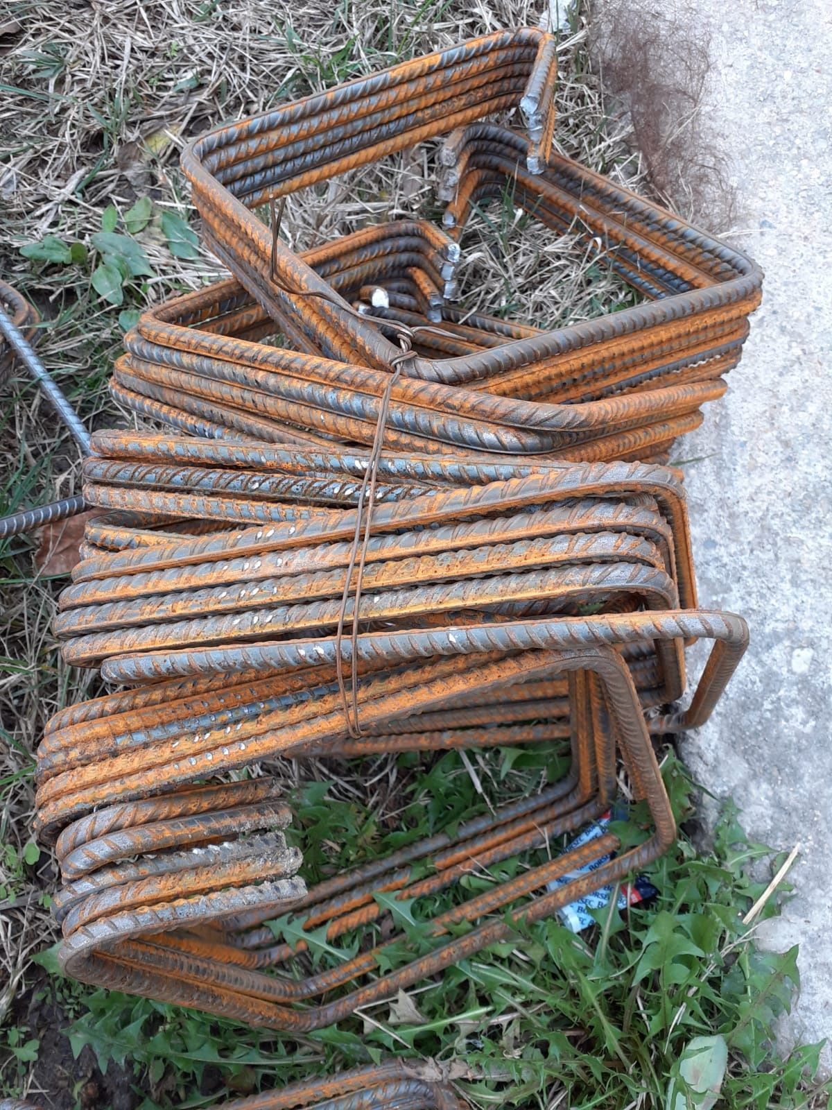 Etrieri pentru construcții,folosiți în armarea structurilor de reziste