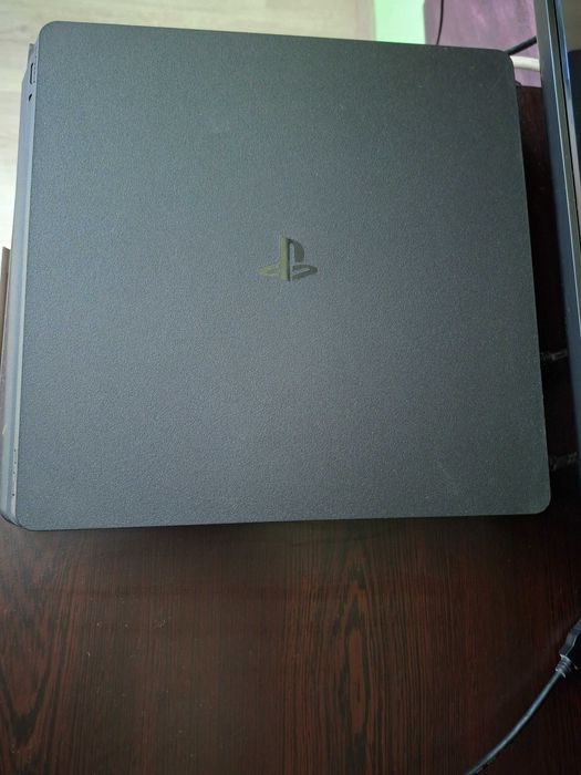 PlayStation  с 1 игра към него 1TB
