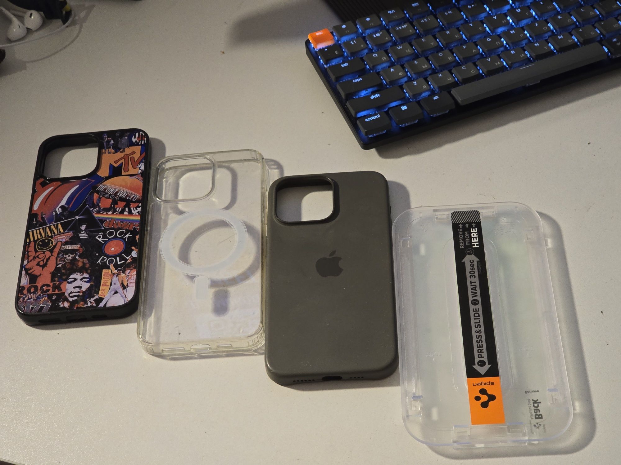 iPhone 15 Pro Max Стекло Spigen и 3 чехла на