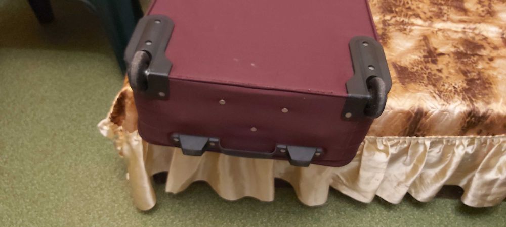 Продавам голям куфар размери 70на45на25