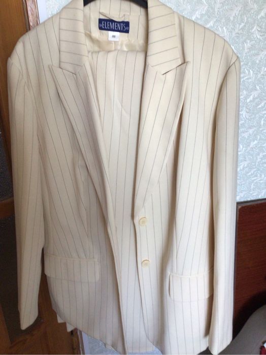 Костюм новый нарядный молочного цвета