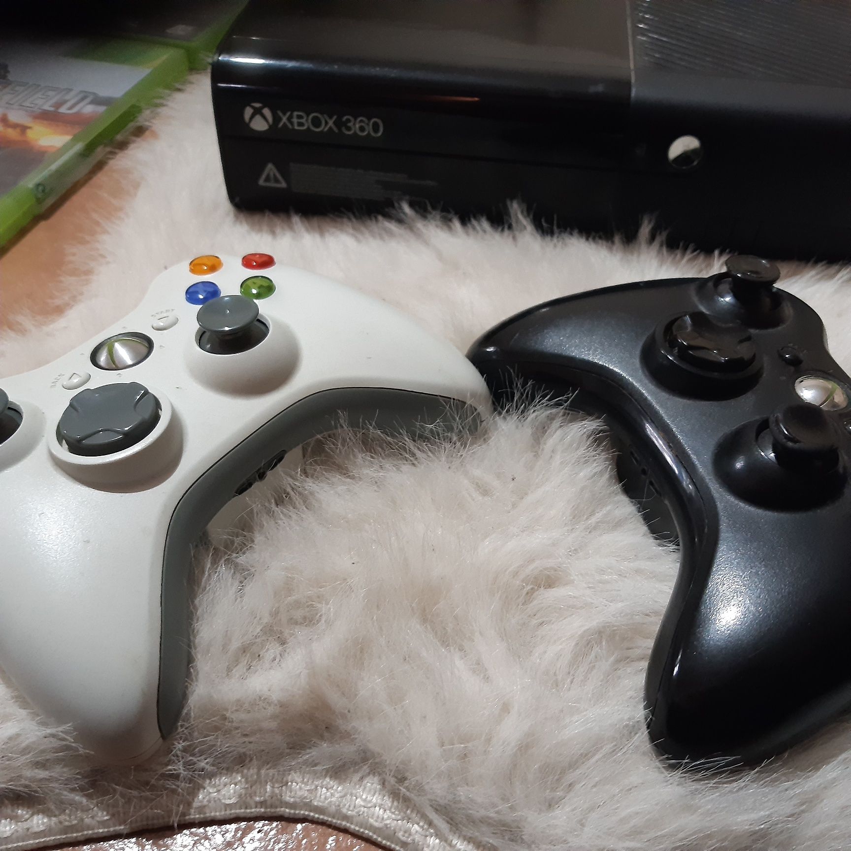 Xbox 360 , vine însoțit de 1 controler negru, cablul de alimentare și
