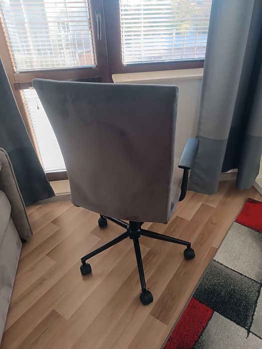 Офис стол сив плюшена тапицерия