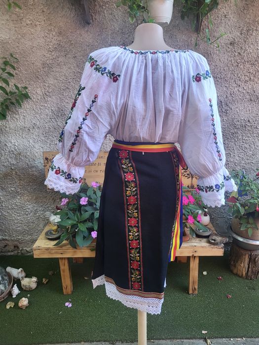 Vând costum popular