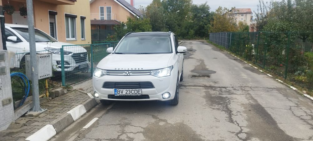 Vând Mitsubishi Outlander Phev