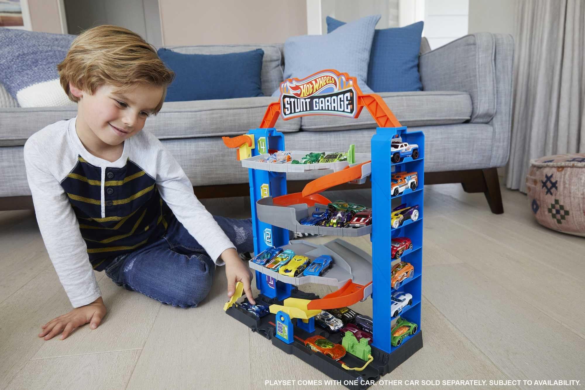 Комплект за игра Hot Wheels City Stunt Garage идея за подарък за деца