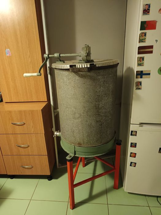 Vând centrifugă pentru stors miere