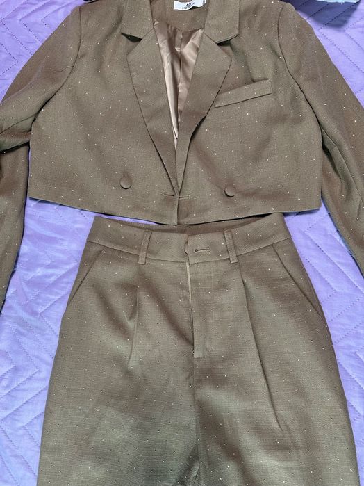 Дамски костюм с камъни