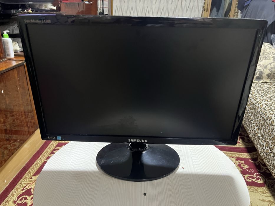 Монитор Samsung 1600:900
