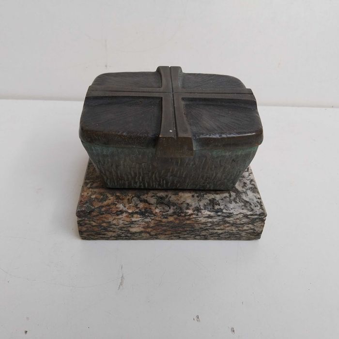 НАЙ ДОБРАТА ОФЕРТА Стар немски съд за светена вода , метал и мрамор