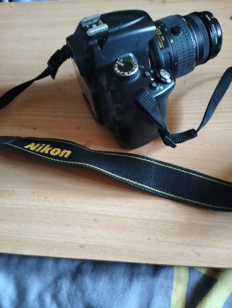 Vand DSLR Nikon D5000+obiectiv 18/55. Bonus : trepied.