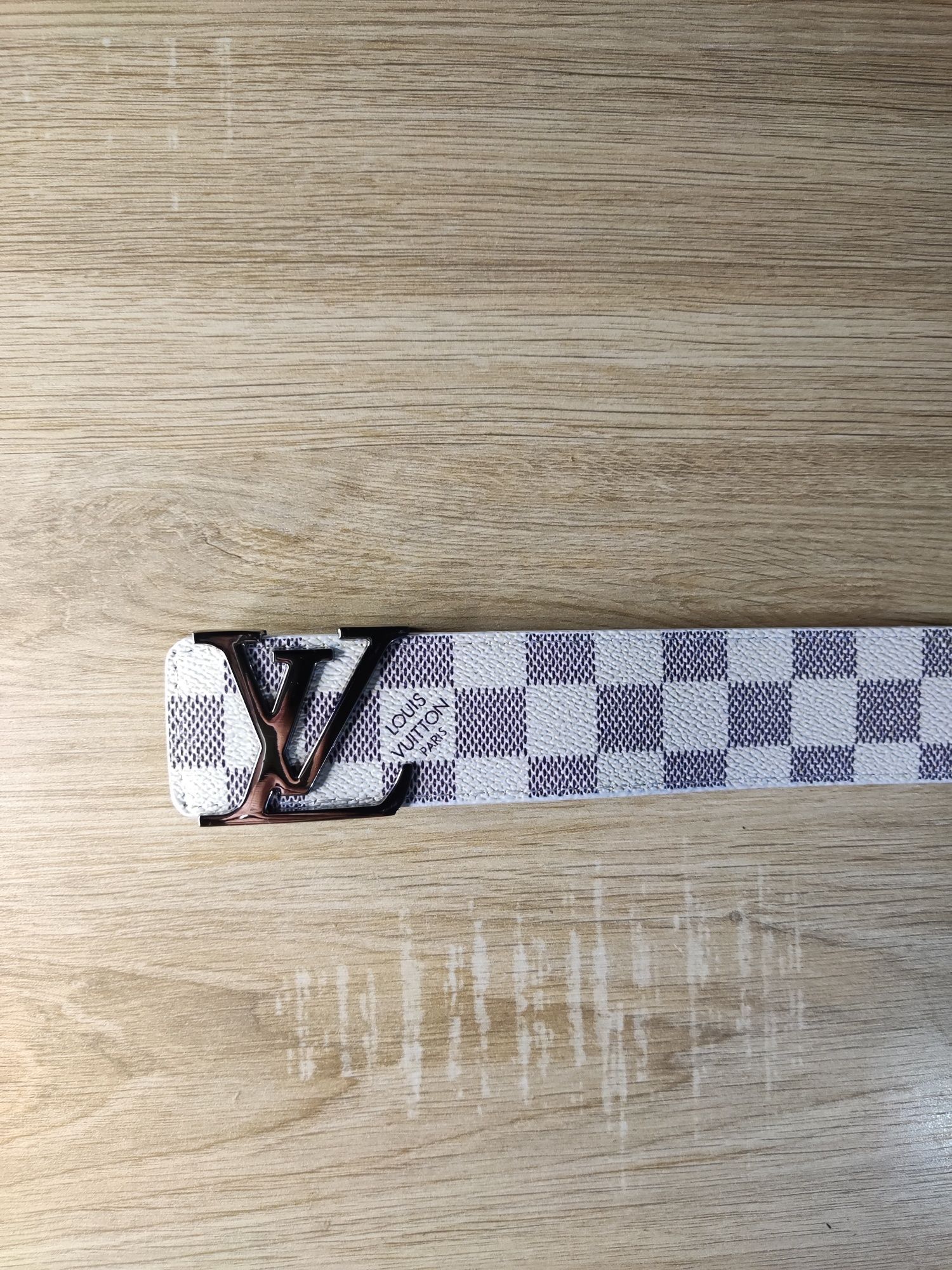 Curea Louis Vuitton alba