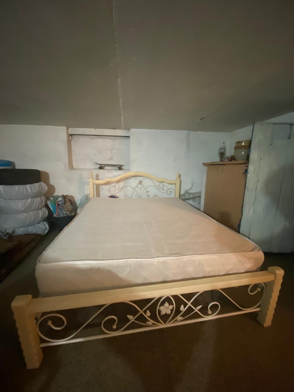 Продам 2х спальную кровать с матрасом