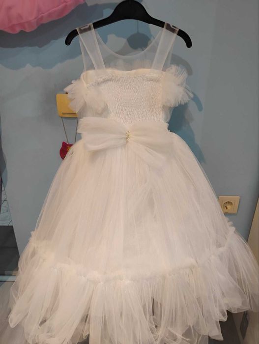 Уникална рокля с обръч за официални поводи