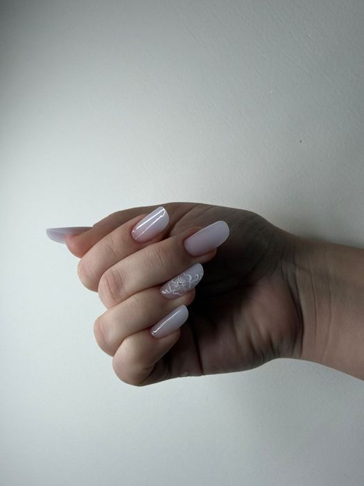 Construcție unghii sau întreținere 150 lei