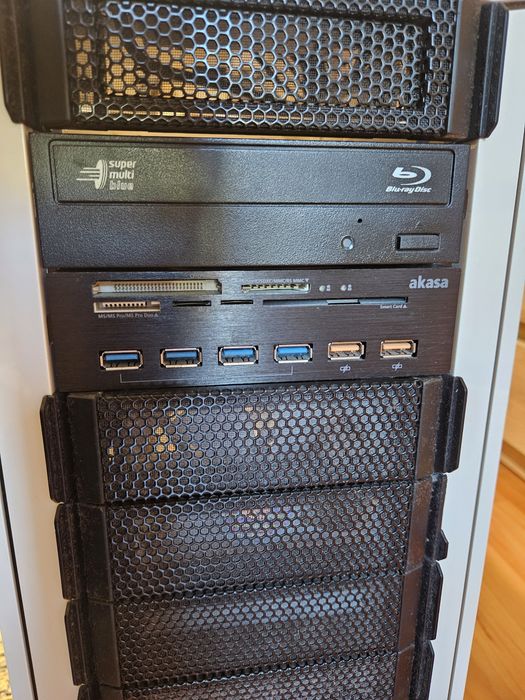 Продавам компютърна кутия Cooler Master Storm Stryker