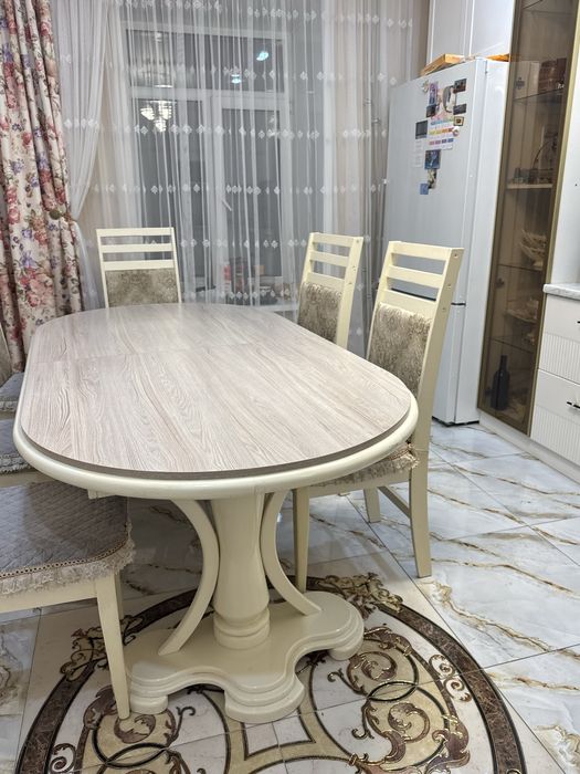 Стол со стульями