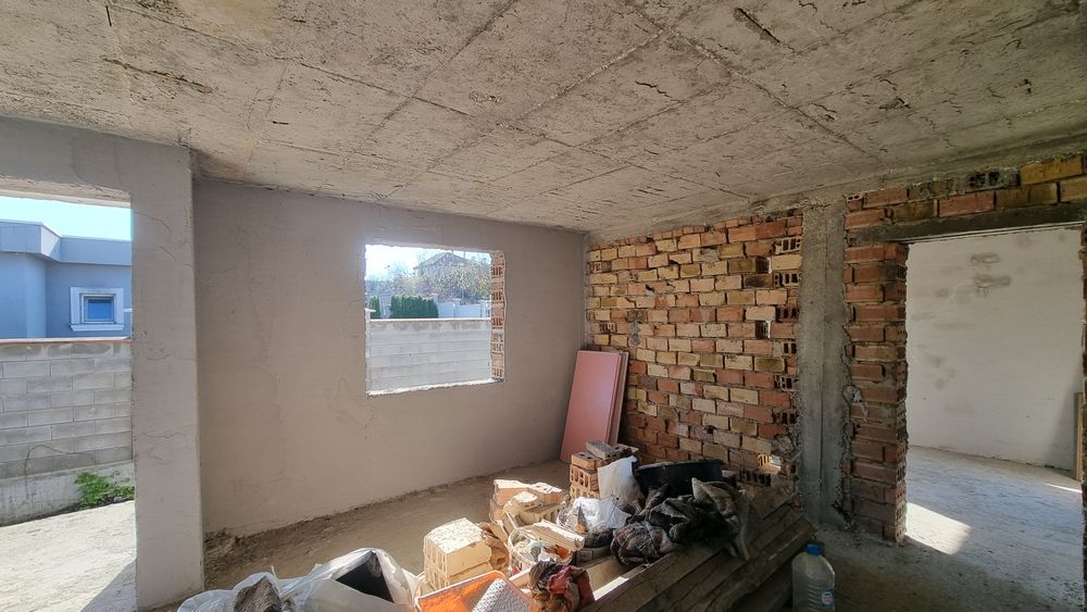 Продавам дворно място 558кв.м. с тухлена къща на 2 етажа