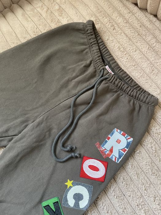 Holly интересен анцуг