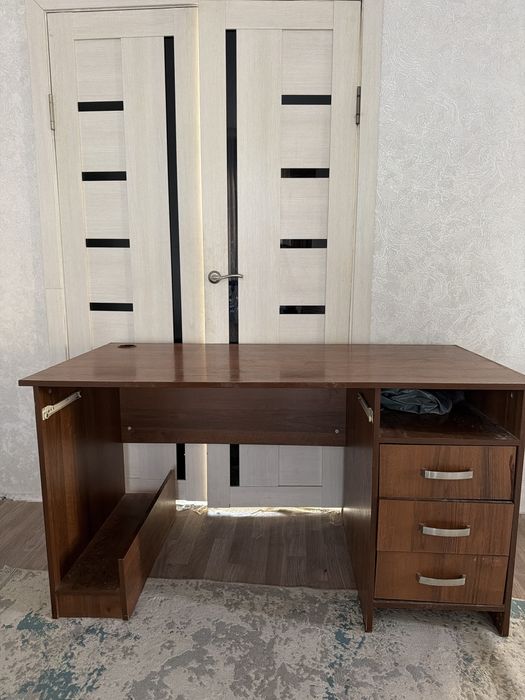 Компьтерный стол и стулья