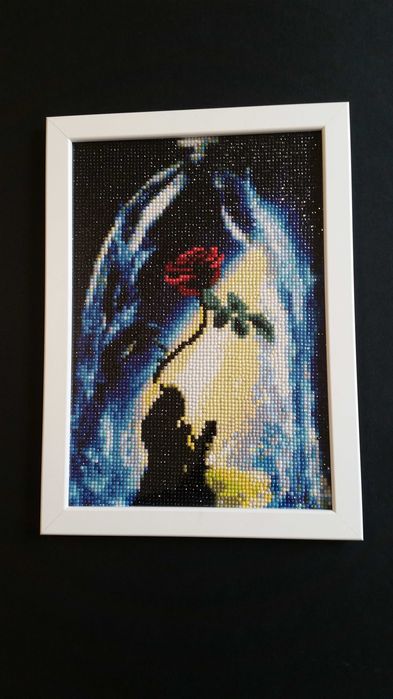 Гоблен, правен с мъниста. В хубава бяла рамка със стъкло отпред.