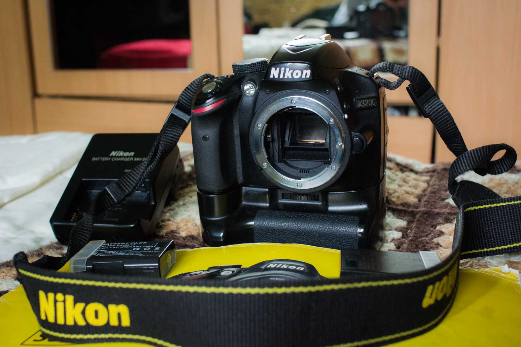 aparat foto Nikon d3200 cu Grip