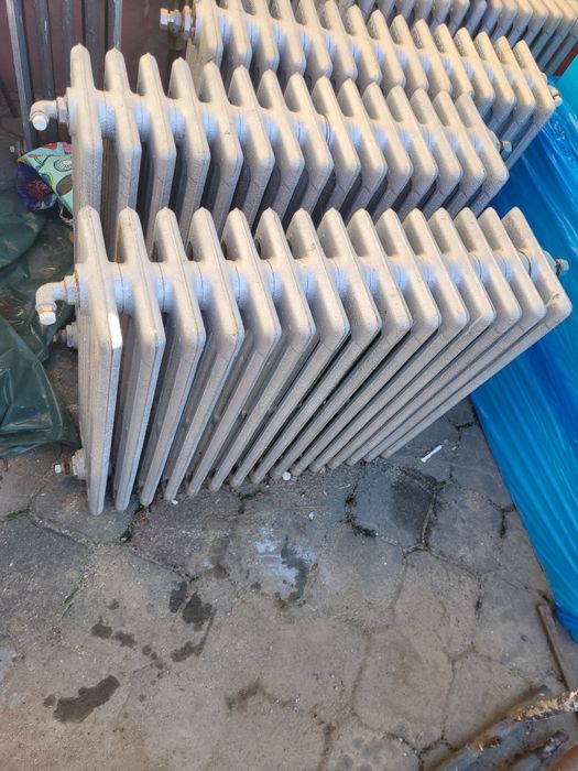 Calorifere de  fonta in stare buna.