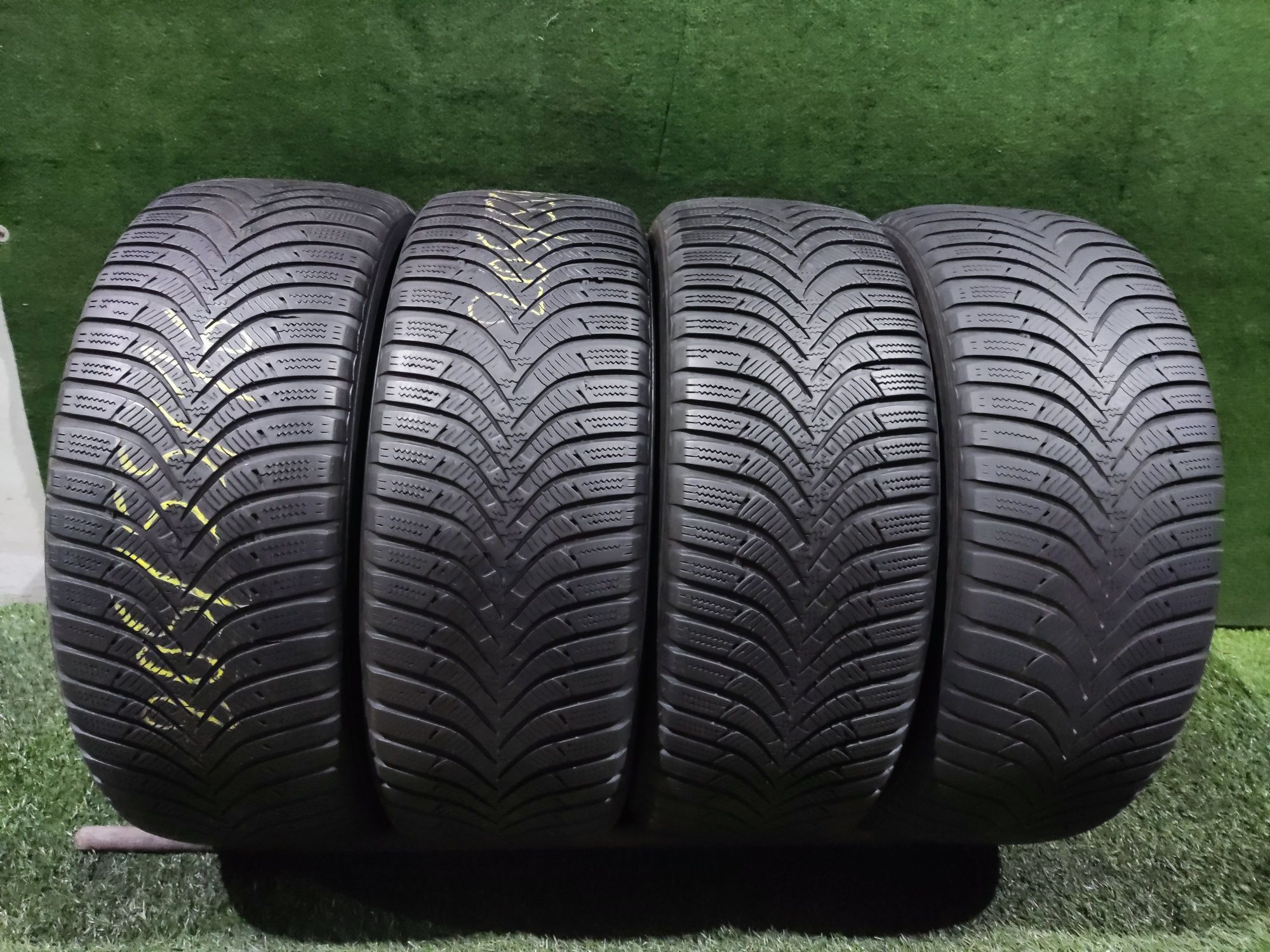 4бр зимни гуми 205/55/16 Hankook 
5.5/5.8
Добро състояние на гумите, б