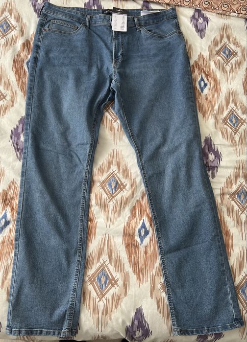 Blugi noi cu eticheta