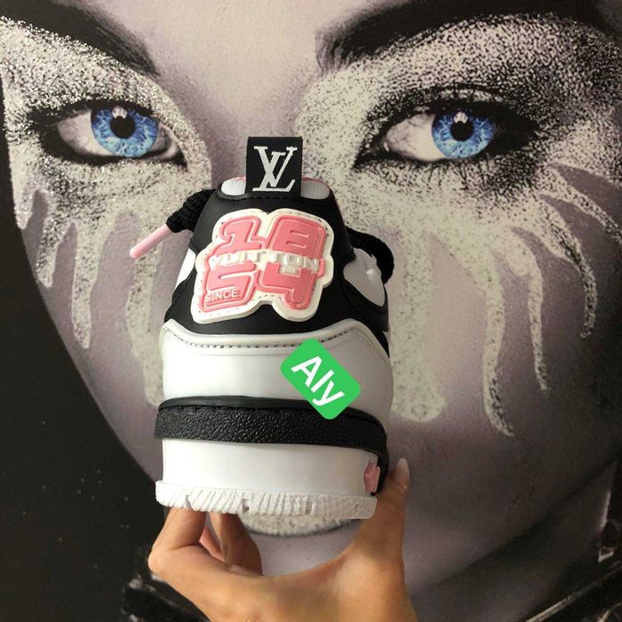 Adidasi Luis Vuitton