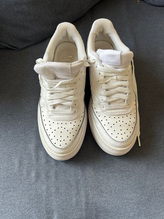 Продавам оригинални обувки на NIKE 38 номер 24,5 см стелка .