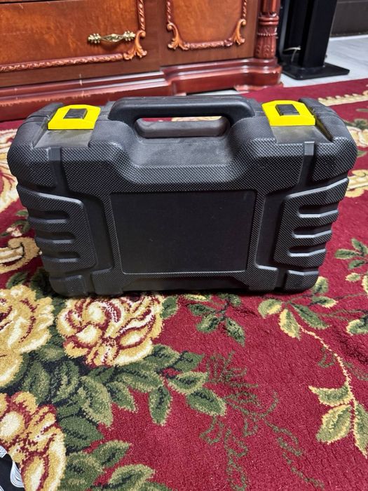 Автомобильный компрессор + набор инструментов для шин