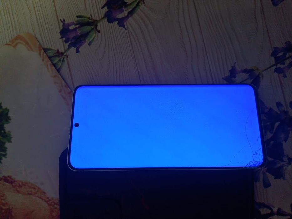 Vând samsung s20 5g  fisurat fata spate