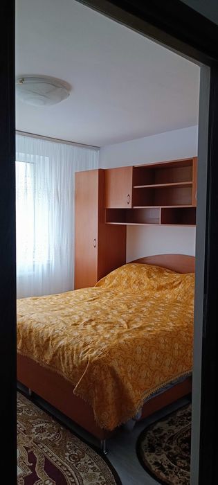 Închiriez apartament 3 camere